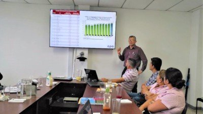 Asesoría en compostaje y agricultura ecológica-orgánican una sala de reuniones