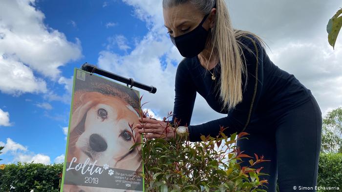 Mujer en jardín con árbol pequeño